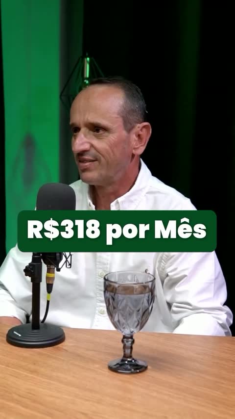 Frame do reel em que Alexandre faz a conta dos R$ 318 por mês